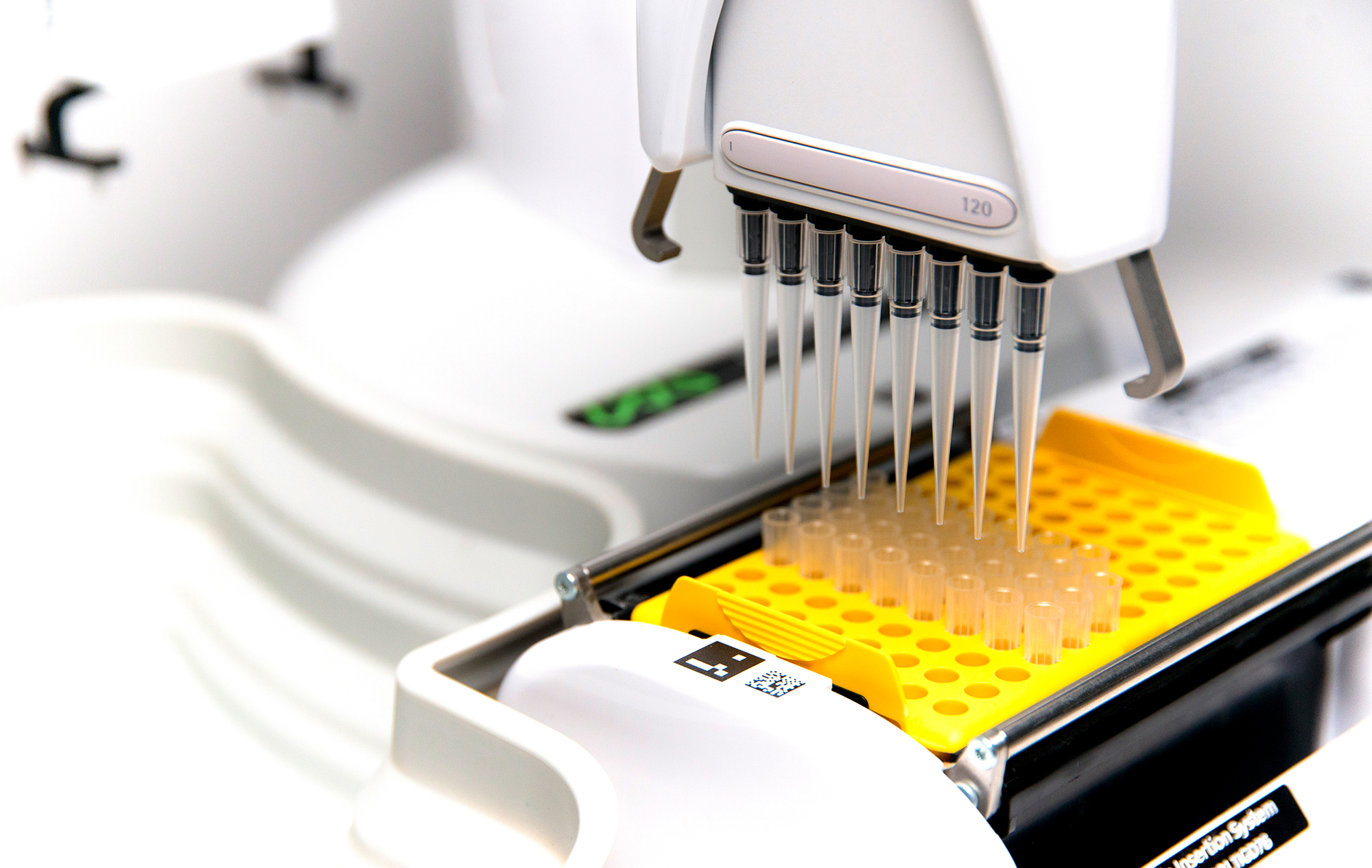 10 motive pentru care să alegeți un robot de pipetare pentru lucrările de laborator de rutină